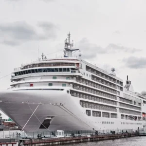 white-cruis-ship-liner-docked-port Cruise ship hull manufacturing