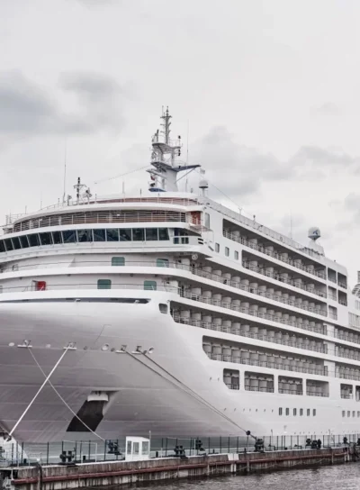 white-cruis-ship-liner-docked-port Cruise ship hull manufacturing