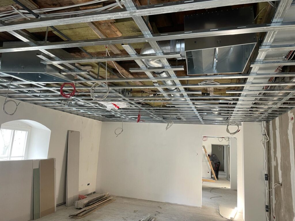 Ceiling and services installation inside a building
